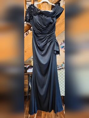 Elegant Black One-Shoulder Evening Dress with Beaded Detail